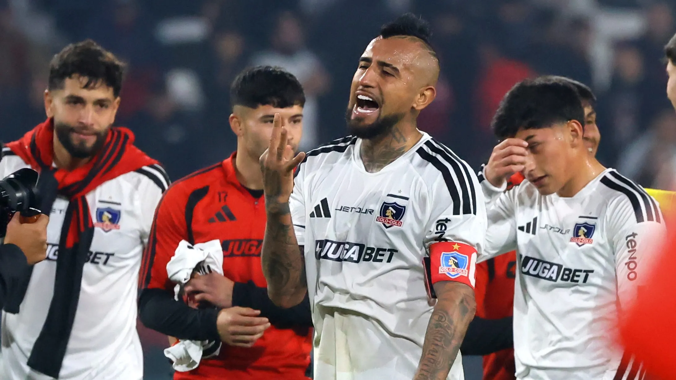 La idea de Arturo Vidal de no reforzarse le hace sentido a Colo Colo. Foto: Photosport.