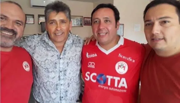 Luis Ceballos (de gris) vive en su tierra. (Foto: Cedida).