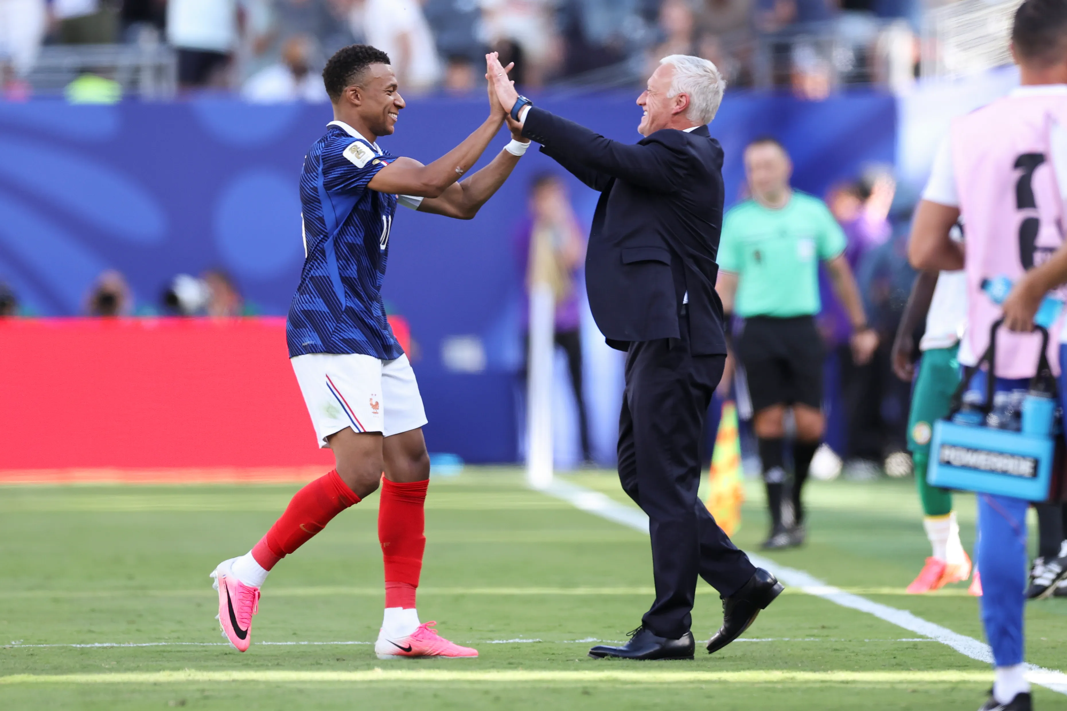 Así celebró Mbappé junto a Didier Deschamps, DT de Francia. (Kevin C. Cox/Getty Images).