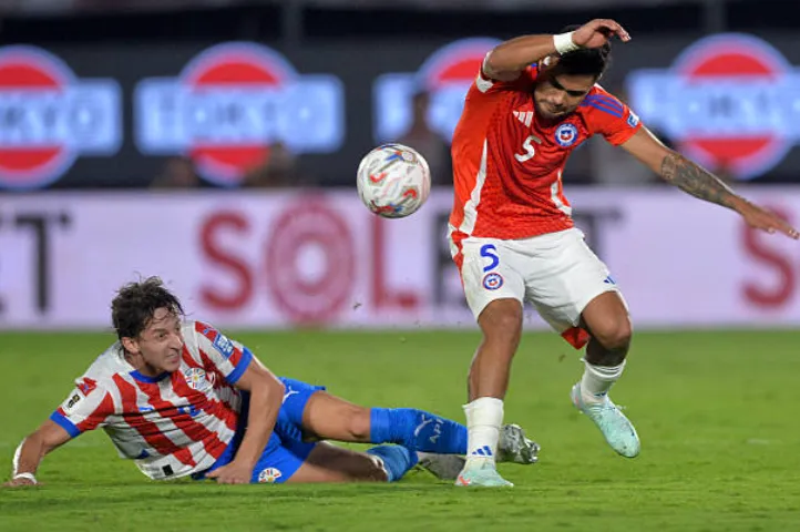 Matías Galarza Fonda y Paulo Díaz en un duelo de selecciones. Los dos se irán de River. (Getty).