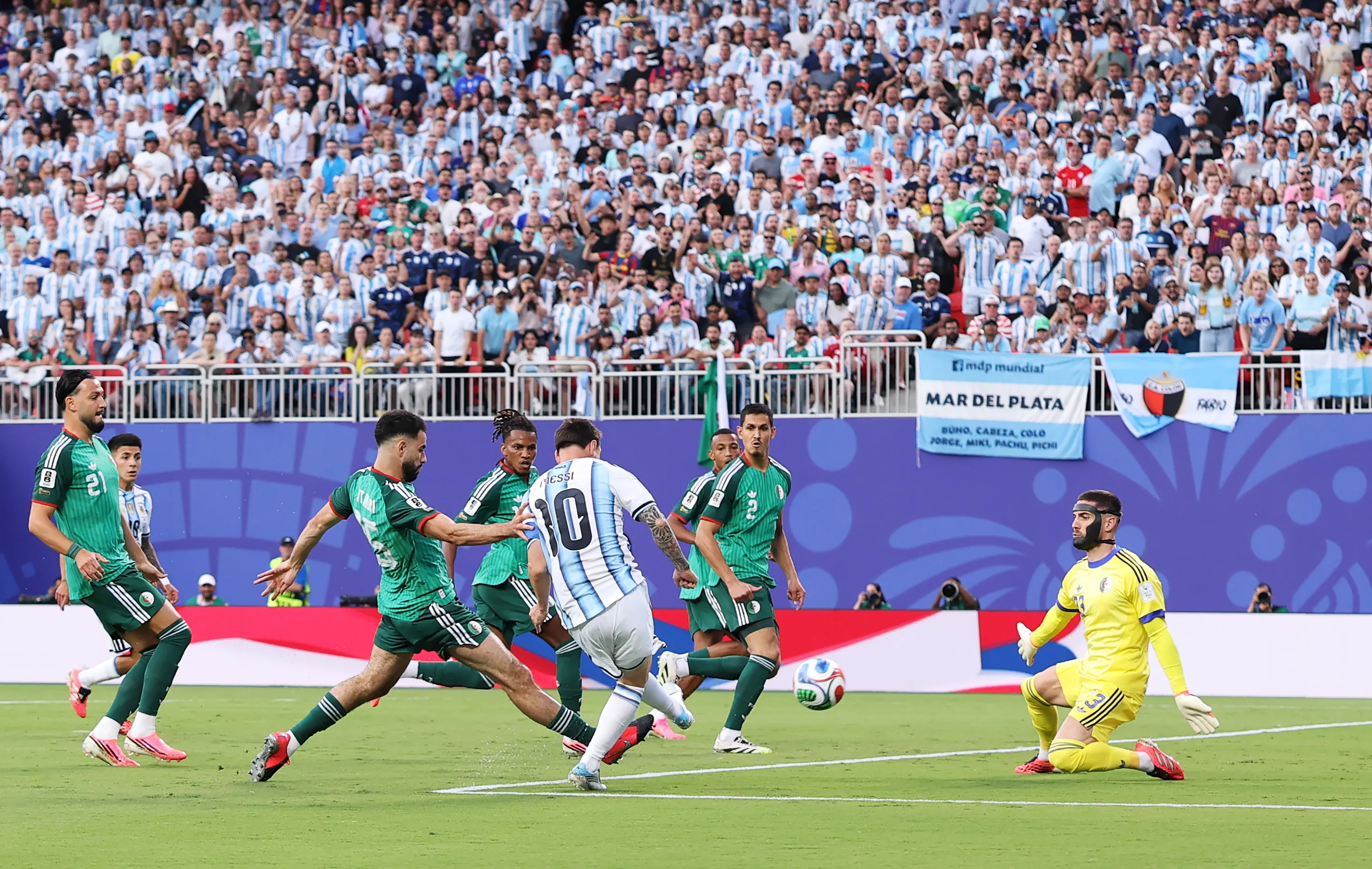 Lionel Messi recibió un perdonazo del VAR luego de un planchazo que pudo expulsarlo del partido entre Argentina y Argelia en el Mundial. Foto: Getty Images.