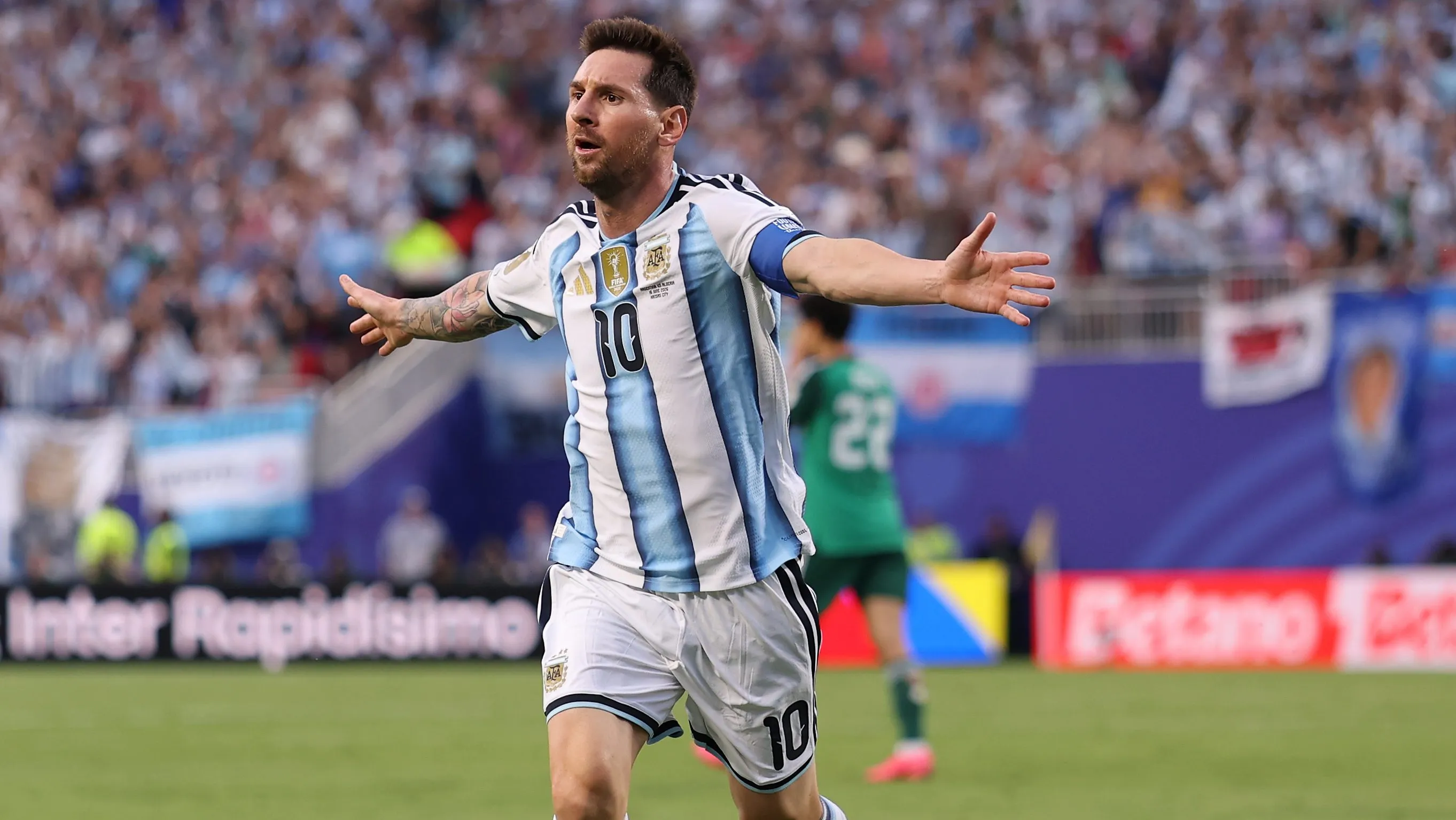 Lionel Messi anotó los tres goles Argentina ante Argelia y alcanzó a Miroslav Klose como el máximo goleador de los mundiales, lo que dejó delirando a Arturo Vidal. Foto: Getty Images.