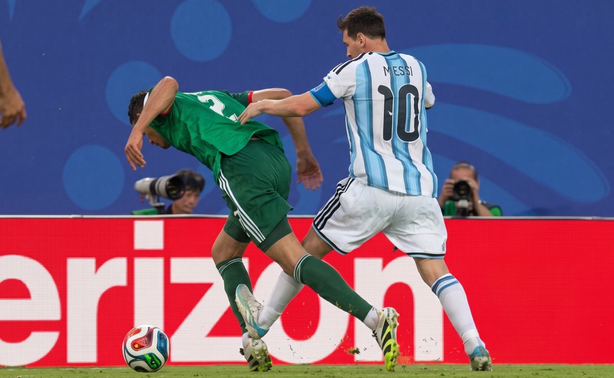 Polémica de Argentina y Messi en el Mundial: planchazo claro que el árbitro y el VAR perdonan ante Argelia