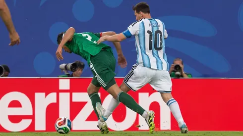 Lionel Messi metió un planchazo tremendo, pero que el VAR ni el árbitro vieron en el triunfo parcial de Argentina.