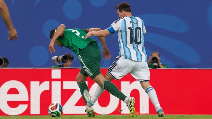 Lionel Messi metió un planchazo tremendo, pero que el VAR ni el árbitro vieron en el triunfo parcial de Argentina.