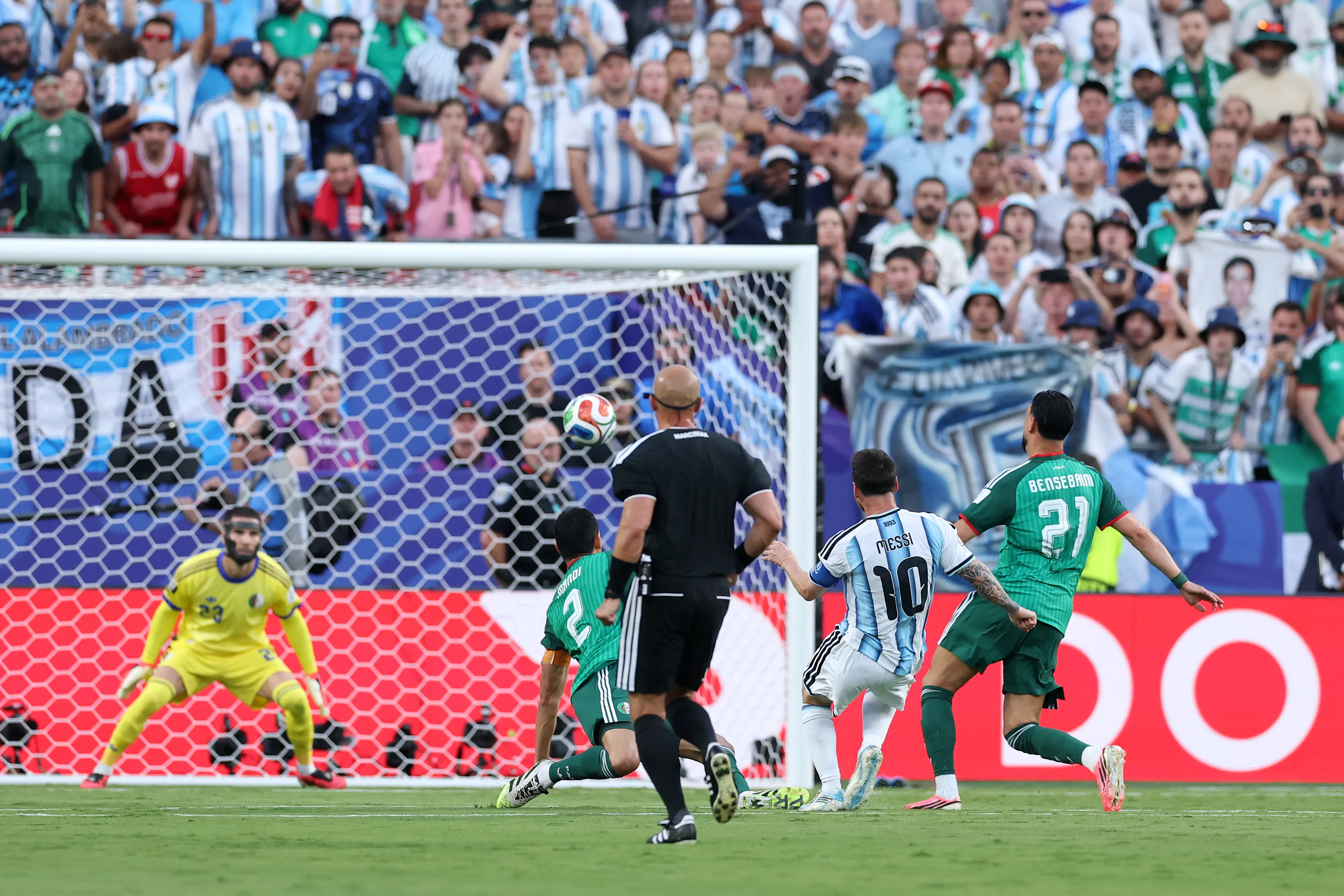El remate de Lionel Messi para el 1-0 de Argentina sobre el equipo africano. (Michael Steele/Getty Images).