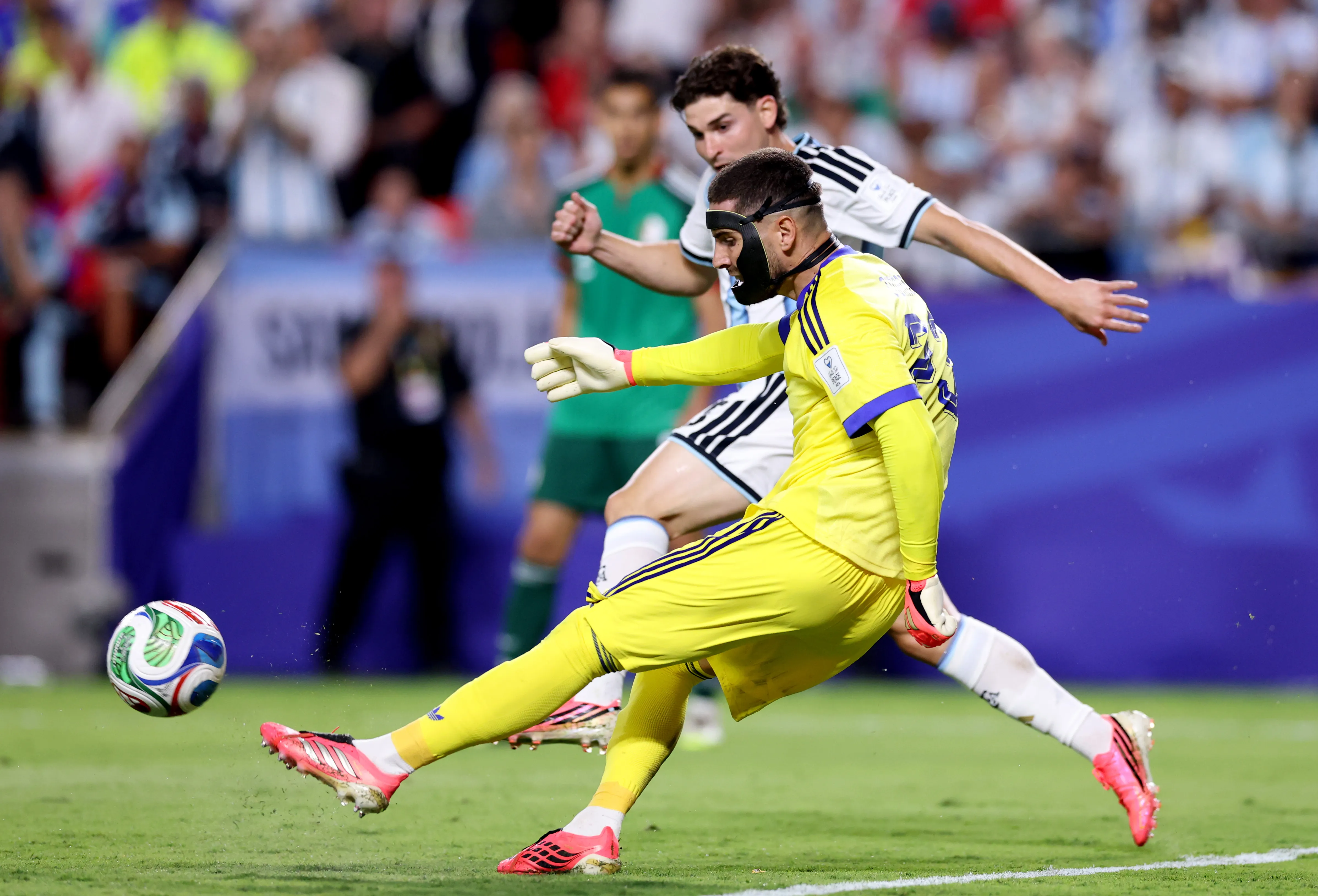 Luca Zidane rechaza ante la presión de Julián Álvarez. (Michael Steele/Getty Images).