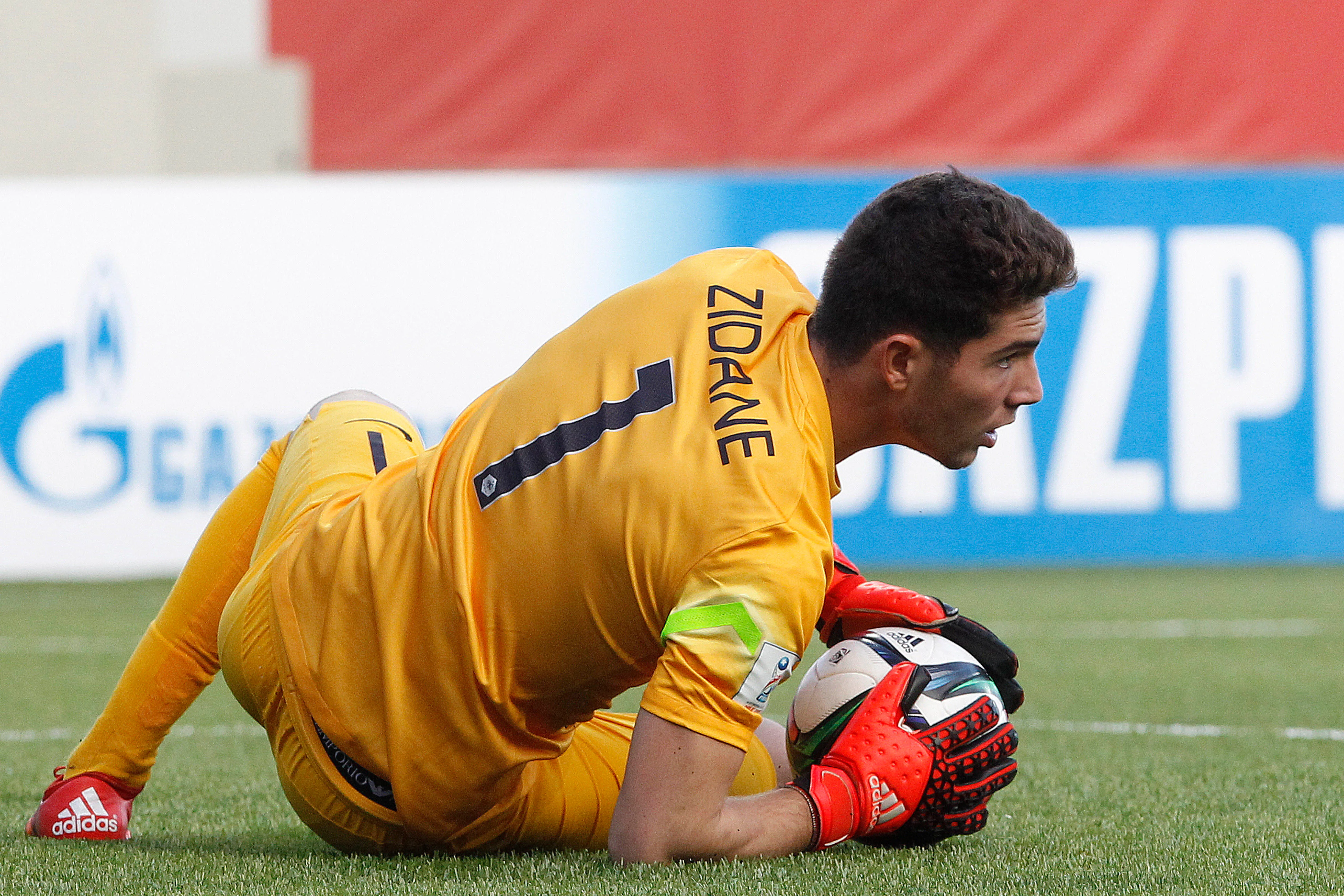 Luca Zidane y otra imagen jugando por Francia en suelo chileno. (Sergio Piña / Photosport).