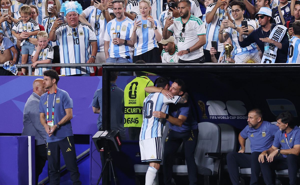 “No solo los argentinos”: Scaloni pide que el mundo entero se rinda ante Lionel Messi