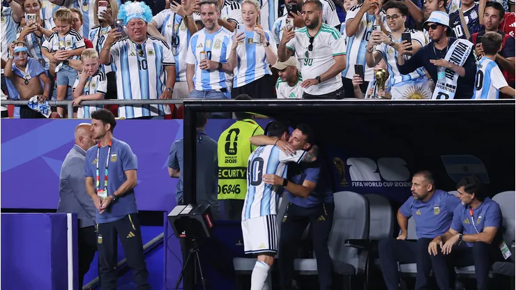 El abrazo de Scaloni y Messi tras reemplazar al ídolo argentino