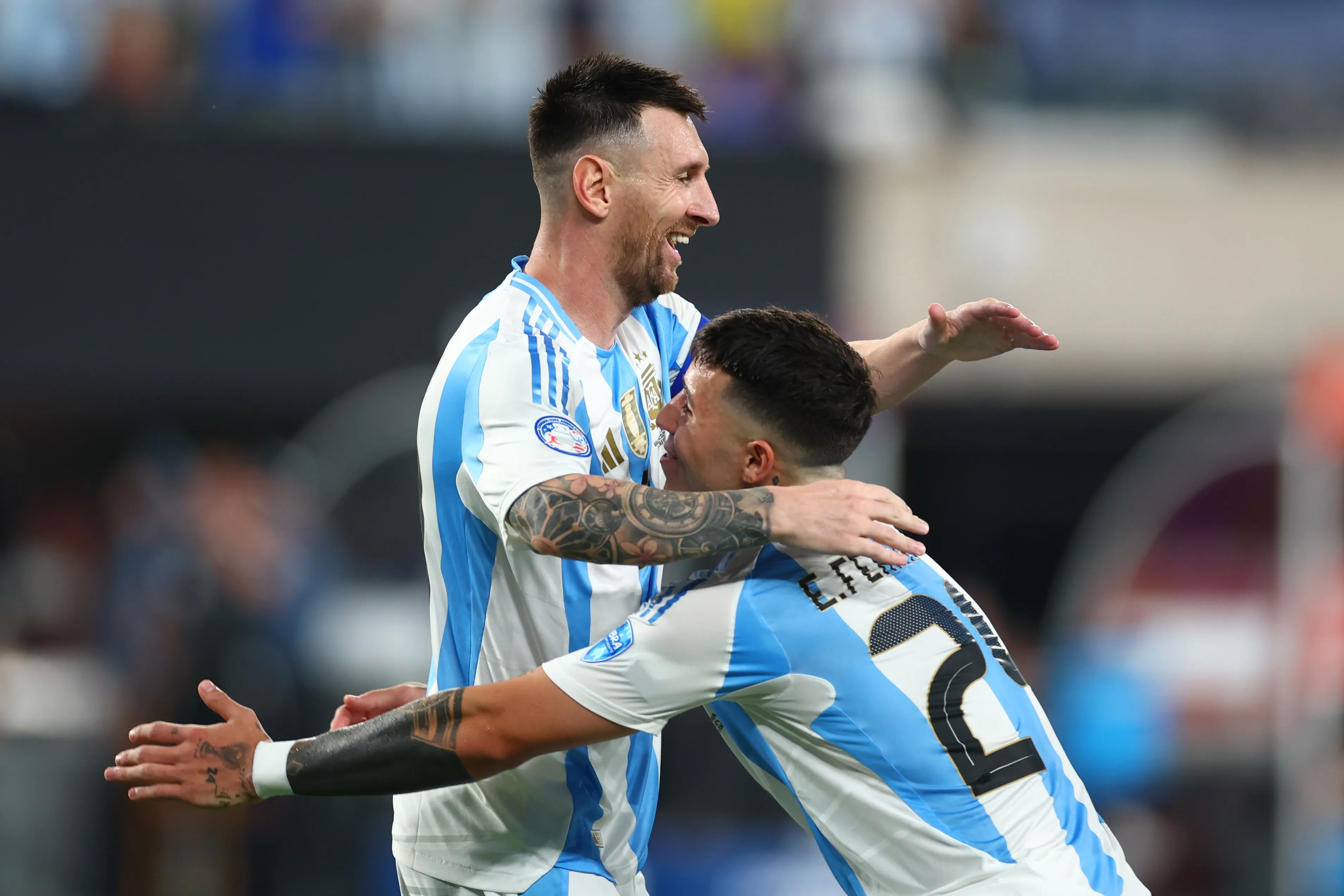 Enzo Fernández reconoció una vez más el talento de Messi. (Sarah Stier/Getty Images).