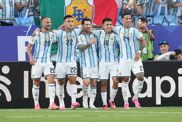 Alexis Mac Allister, Lautaro Martínez, Lionel Messi, Thiago Almada y Enzo Fernández celebran un gol de Argentina. (Getty Images).