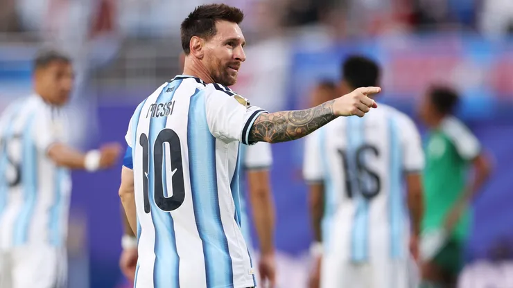 Lionel Messi anotó un triplete en su debut en el Mundial.