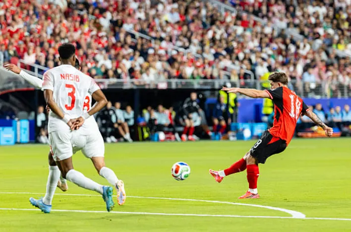 El hermoso remate de Romano Schmid para poner el 1-0 parcial de Austria ante Jordania. (Getty Images).