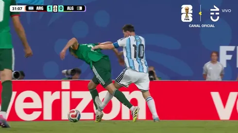 El patadón de Messi que no vio ni amarilla... ¡Juegue, juegue. Balón!