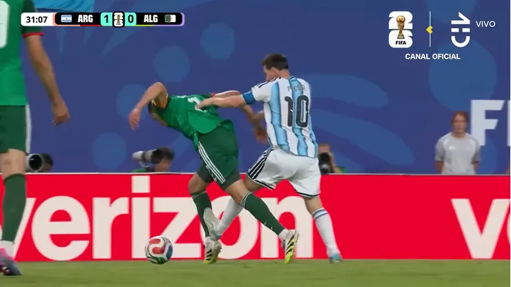 El patadón de Messi que no vio ni amarilla... ¡Juegue, juegue. Balón!