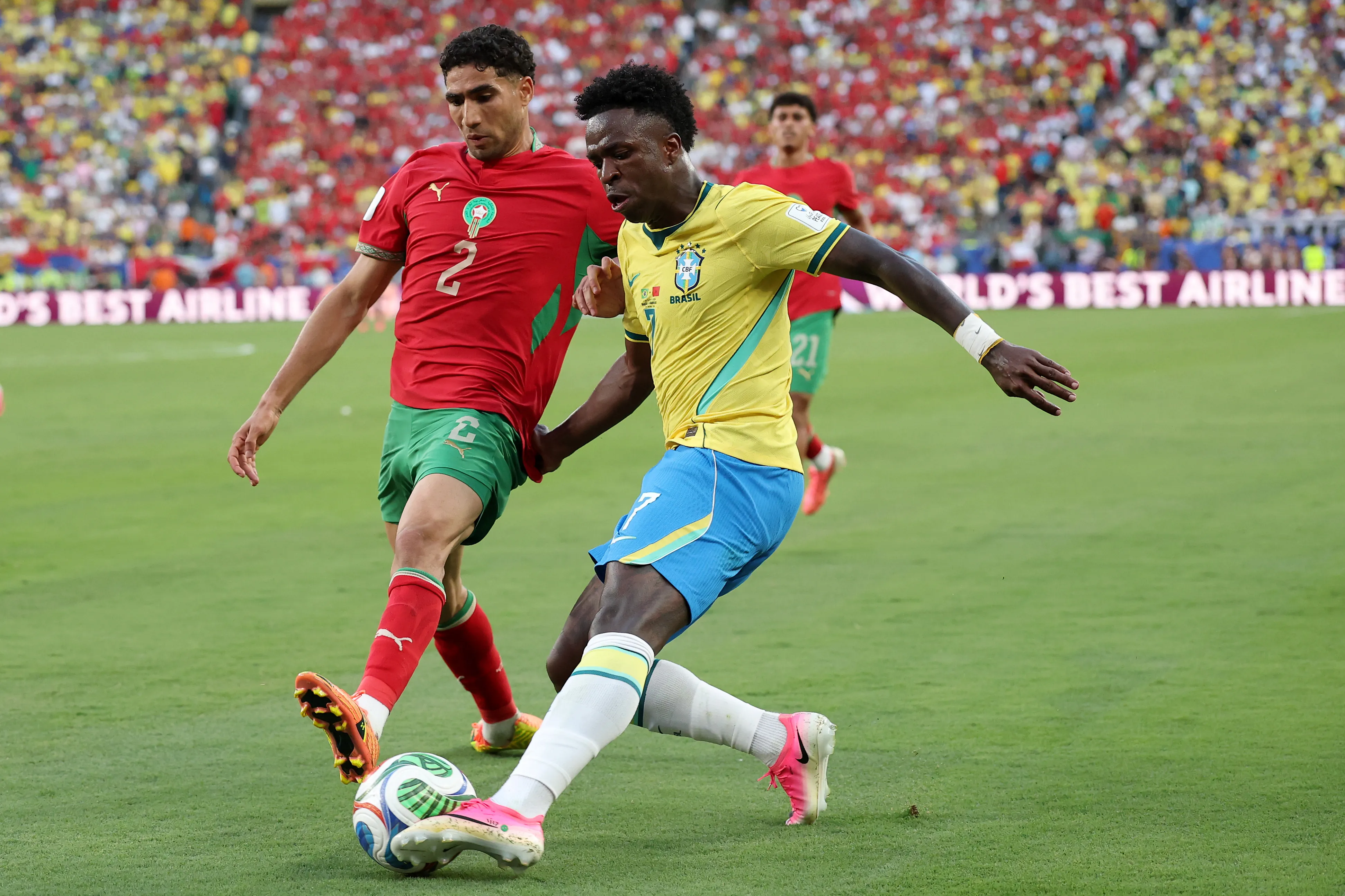 Achraf Hakimi, lateral derecho del PSG, marca a Vinicius Junior en el debut del Mundial 2026. (Darrian Traynor/Getty Images).