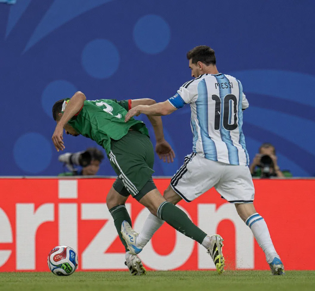 Esta es la fuerte entrada por la que Lionel Messi ni siquiera vio la tarjeta amarilla en su debut en el Mundial 2026. | Foto: Getty.
