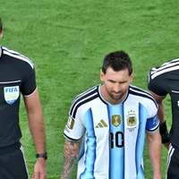 Leyenda del United dispara contra los árbitros tras planchazo de Messi
