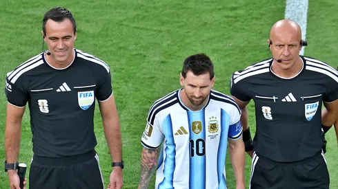 El árbitro Szymon Marciniak no quiso expulsar a Lionel Messi.