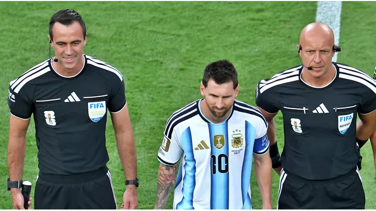 El árbitro Szymon Marciniak no quiso expulsar a Lionel Messi.