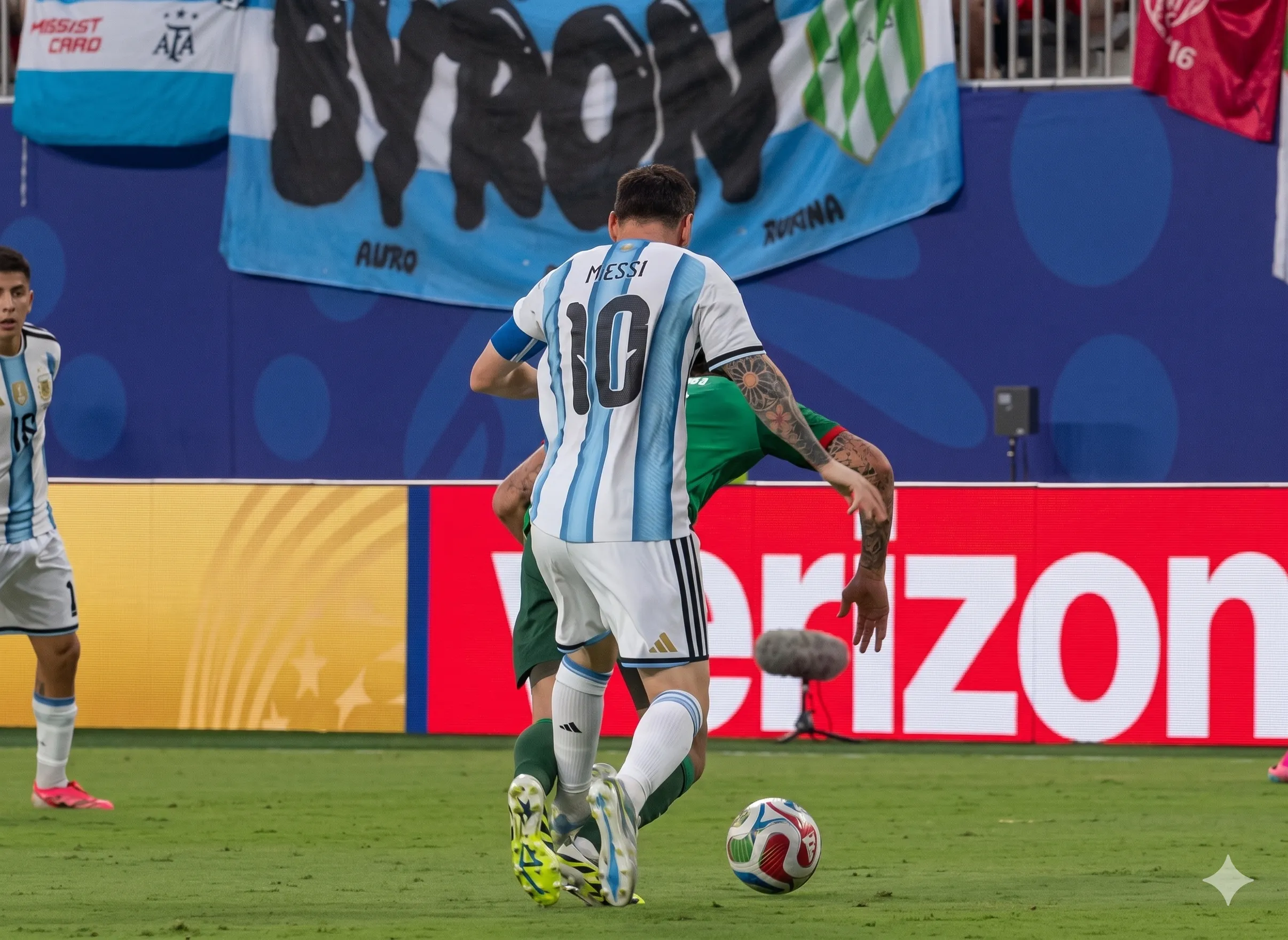 Esta fue el duro planchazo por el que Lionel Messi ni siquiera vio la tarjeta amarilla en su debut en el Mundial 2026. | Foto: Captura/Gemini.