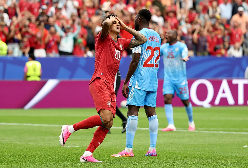 Joao Cancelo se lamenta por el empate de Portugal. (Photo by Molly Darlington/Getty Images)
