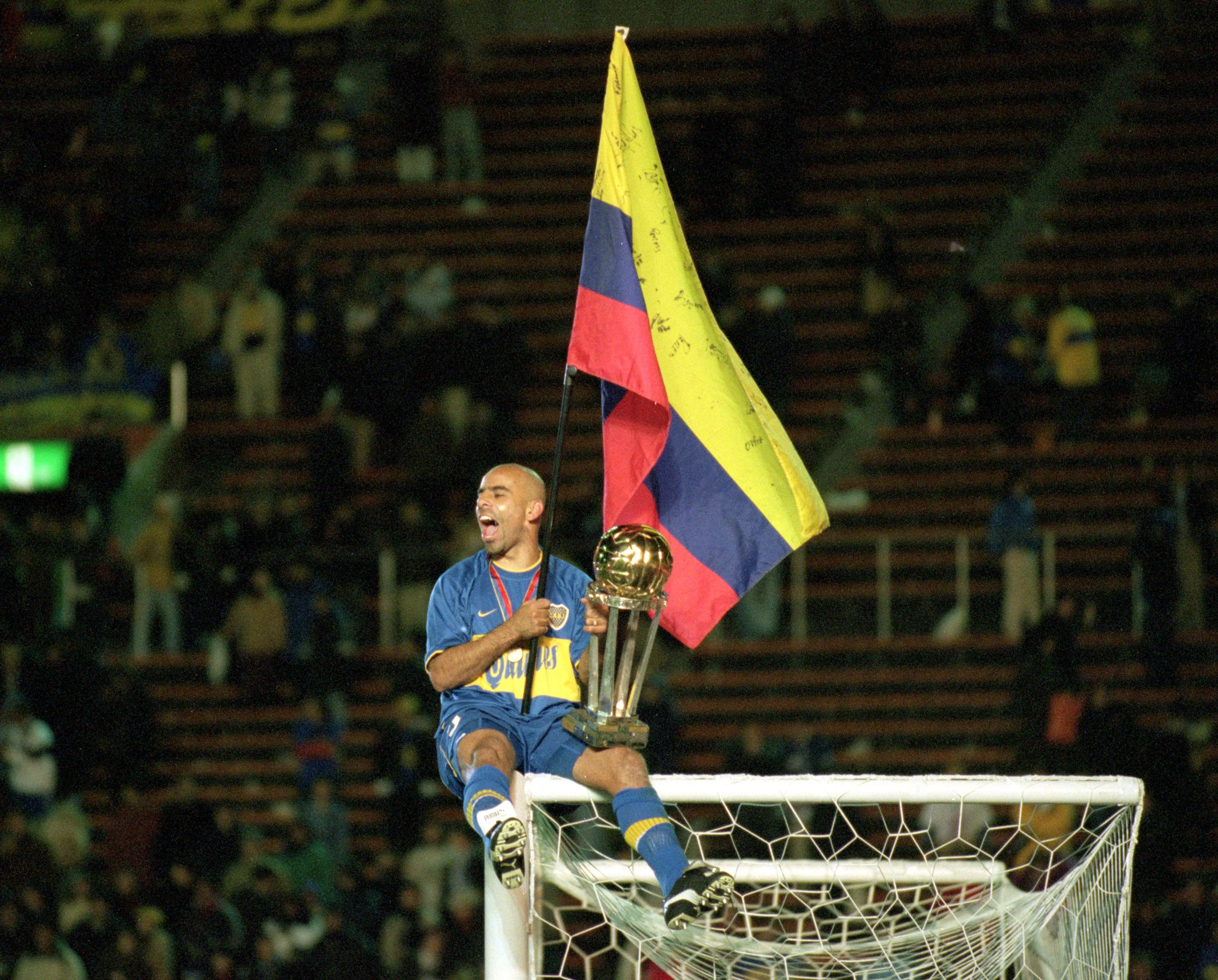 El Chicho Serna festeja la Copa Intercontinental de Boca Juniors. (Shaun Botterill /Allsport).