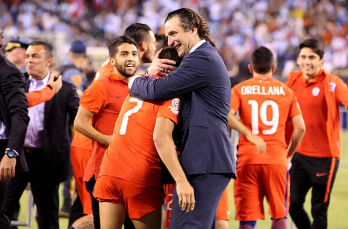 Juan Antonio Pizzi celebra con Alexis Sánchez el título en la Copa América del Centenario. (Getty).