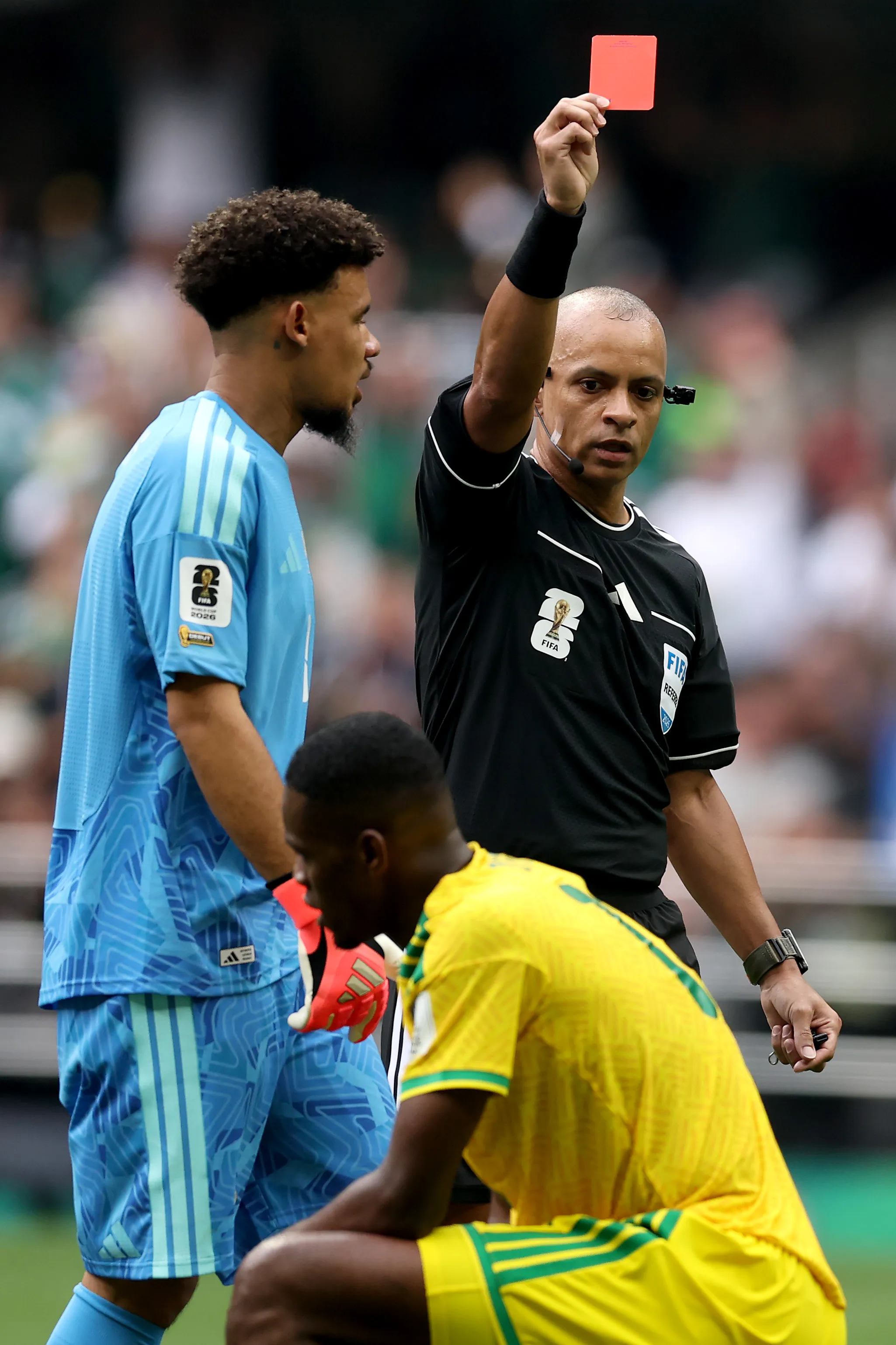 Sithole se gana la roja en el duelo ante México | Getty Images