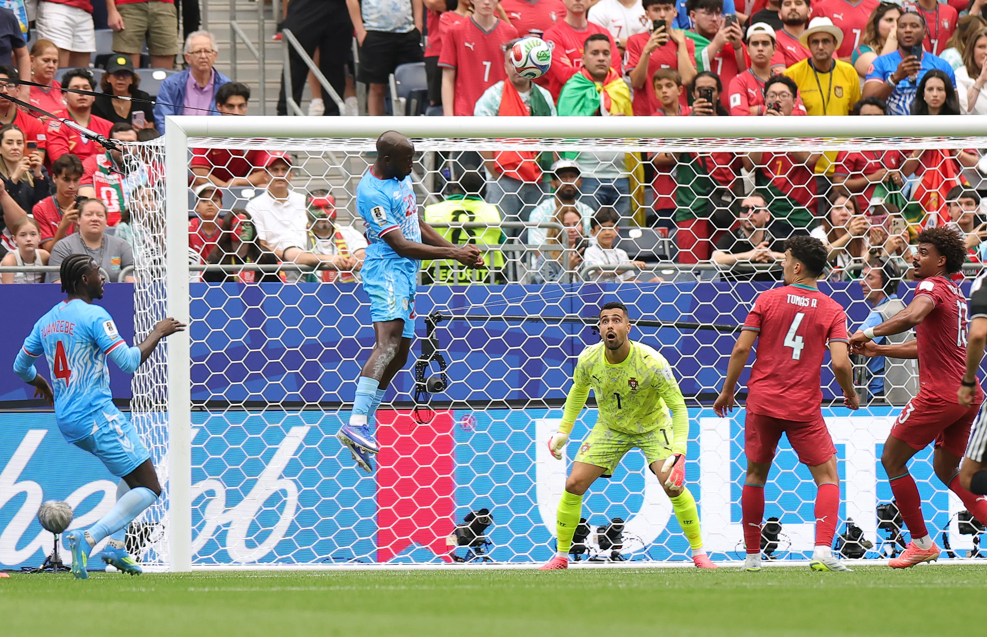 El gran salto de Yoane Wissa ante los portugueses. (Alex Slitz/Getty Images).