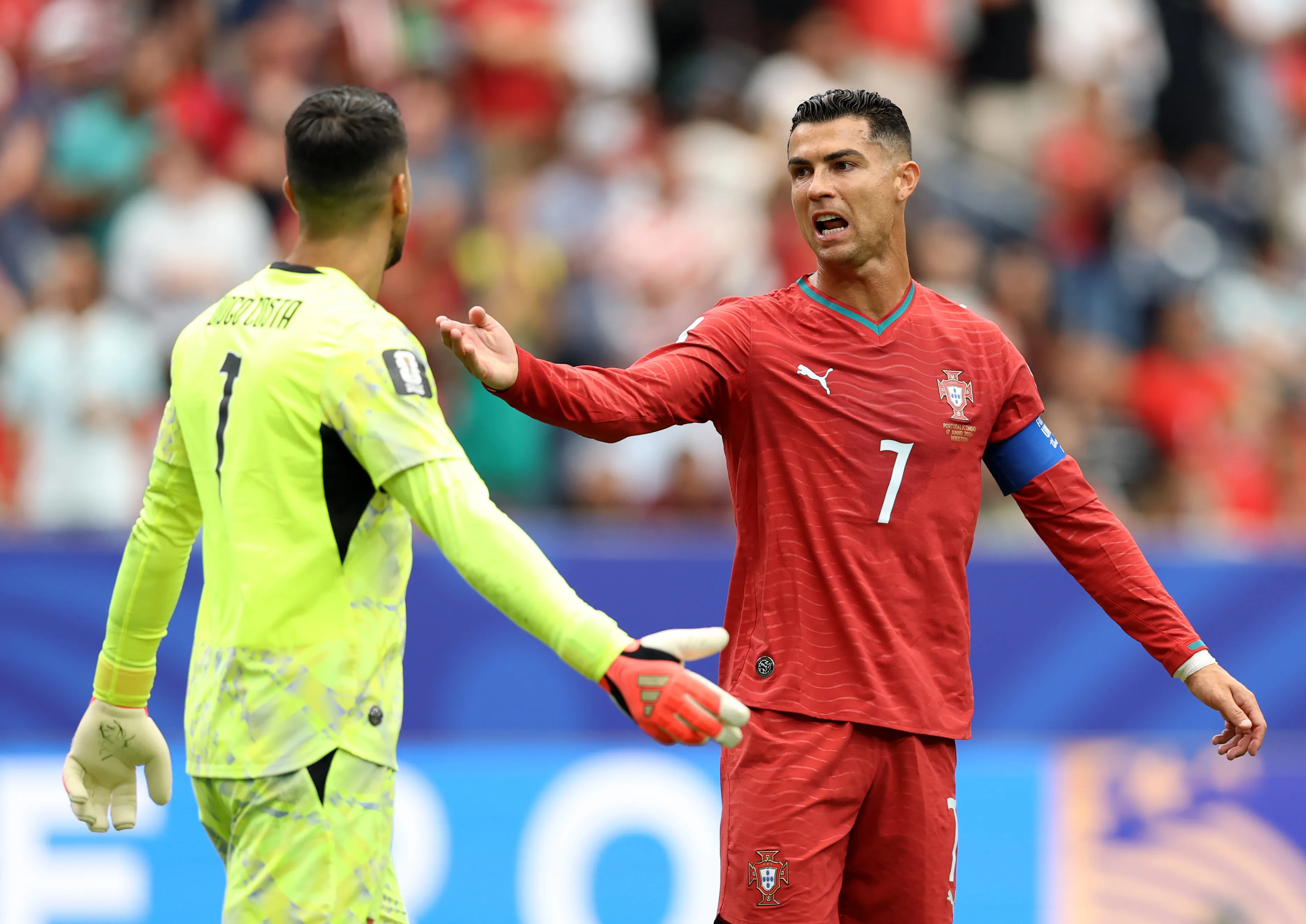 El reproche de Cristiano Ronaldo a Diogo Costa. (Molly Darlington/Getty Images).
