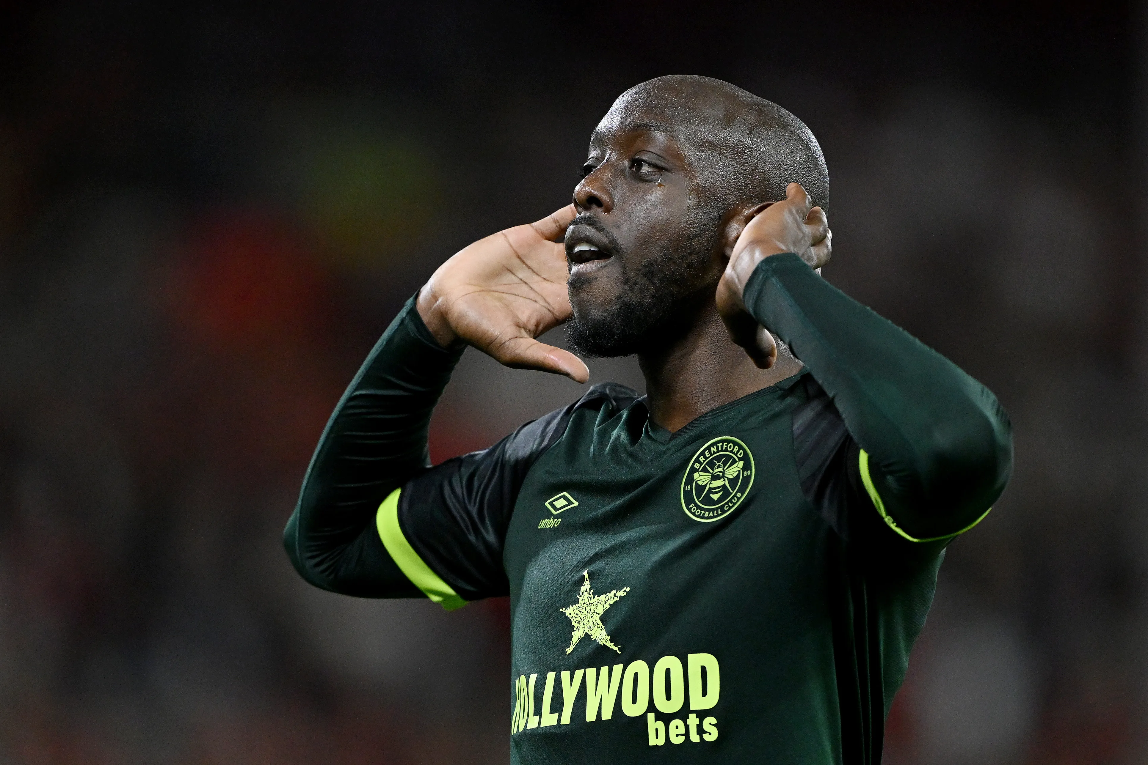 Yoane Wissa celebra uno de los casi 50 goles que anotó en Brentford. (Shaun Botterill/Getty Images).