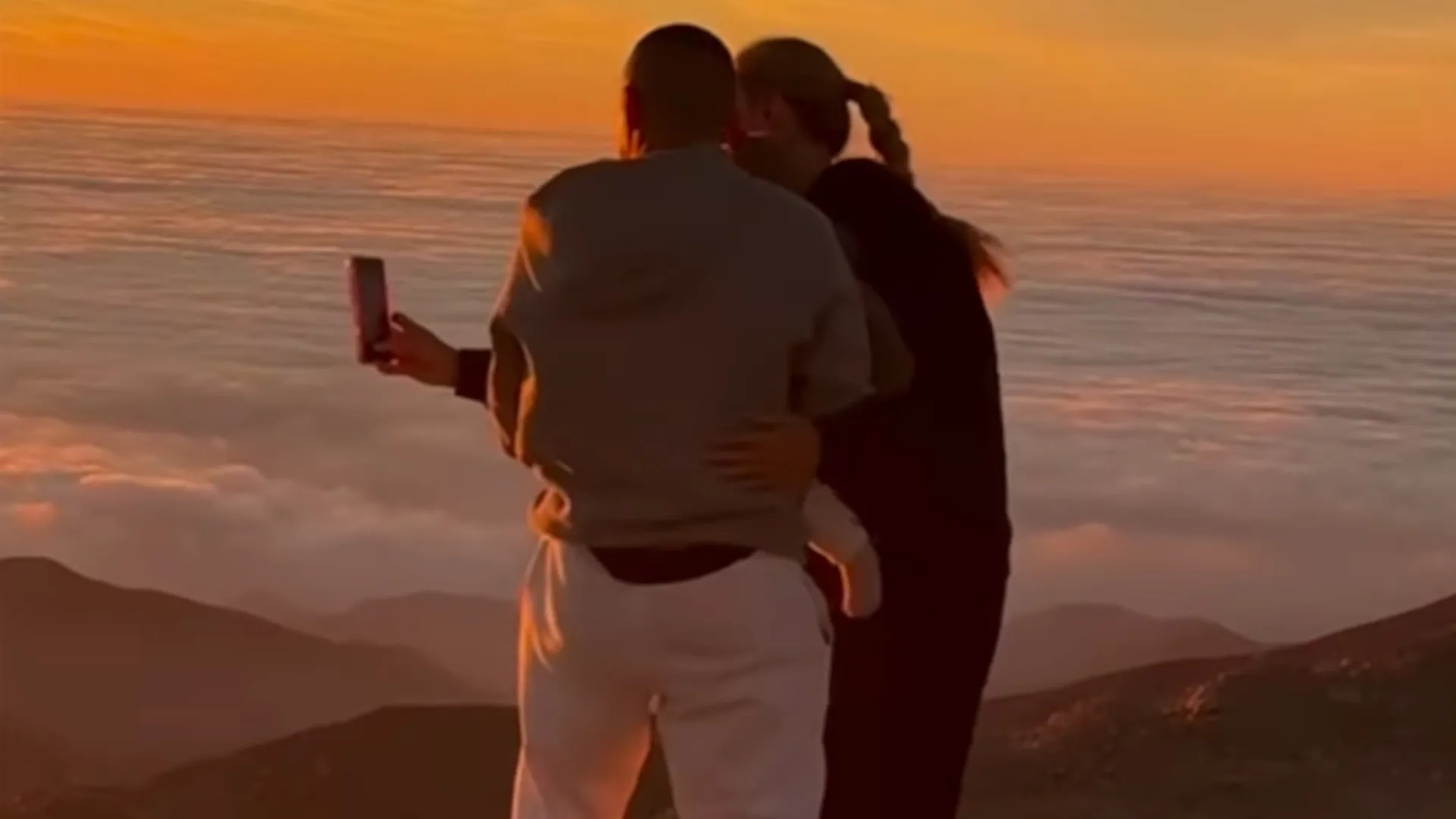 Alexis Sánchez le mostró Tocopilla a su pareja y su hija por primera vez. Foto: Instagram.