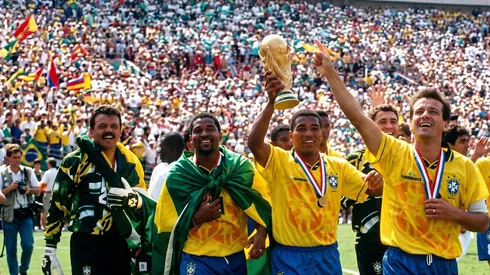 Mauro Silva con la Copa del Mundo en 1994