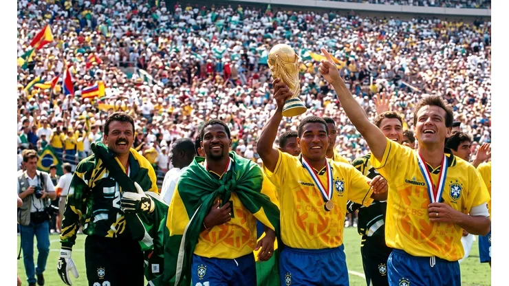 Mauro Silva con la Copa del Mundo en 1994