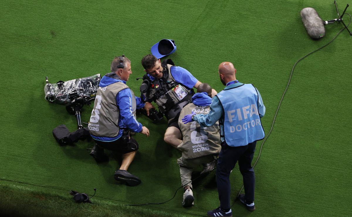 ¡Qué dolor! Camarógrafo sufrió fuerte entrada en plena transmisión del Colombia vs Uzbekistán