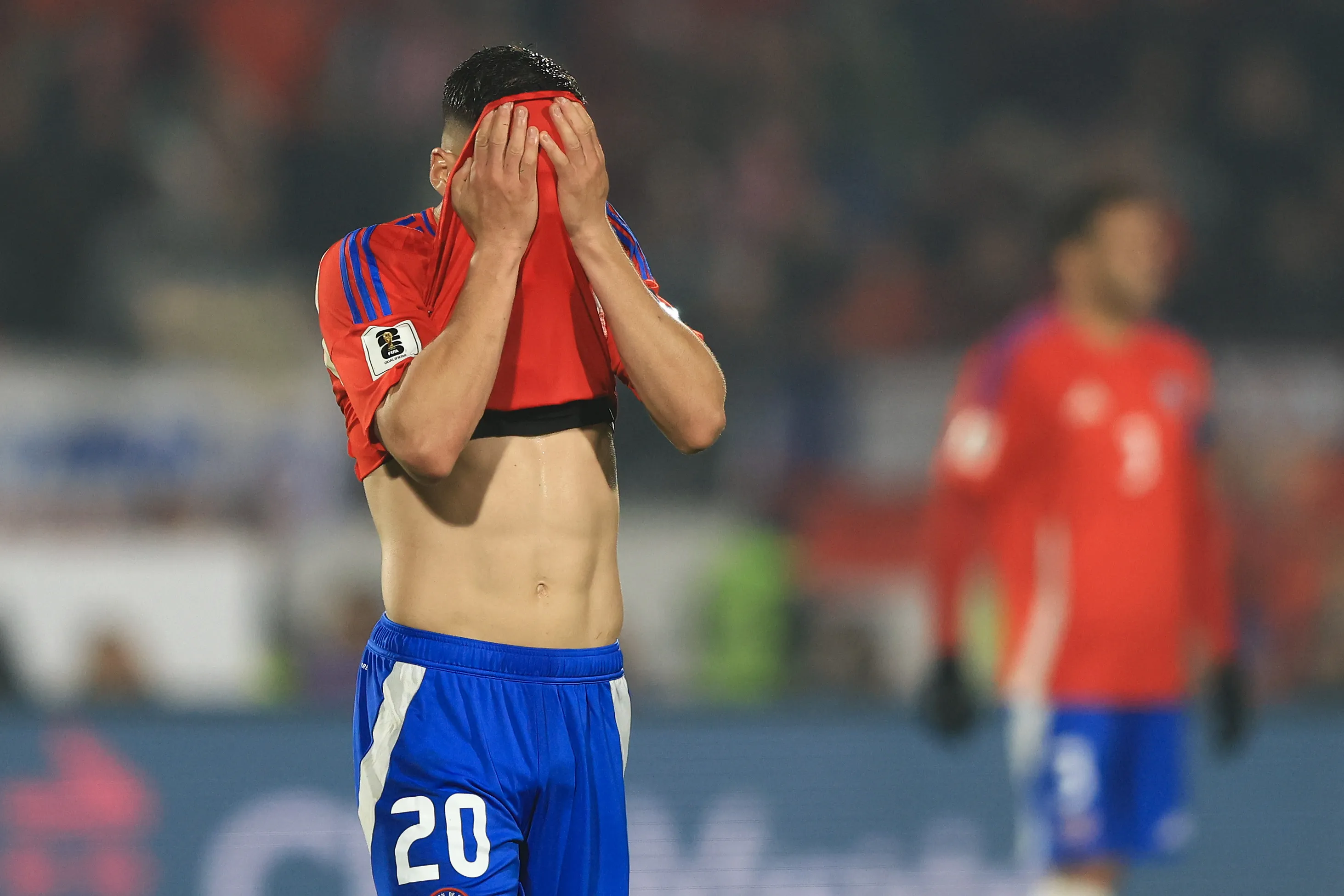 Chile no seguirá con adidas y sus camisetas estarán a cargo de Marathon. Foto: Photosport.