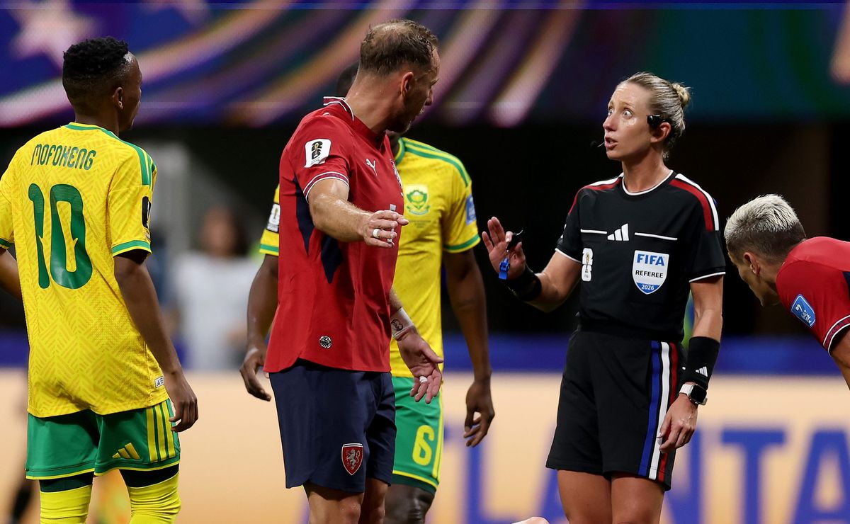 Tori Penso lideró la primera terna femenina del Mundial 2026: República Checa vs Sudáfrica
