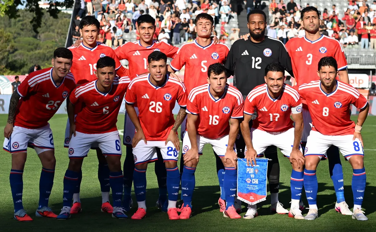 Ex goleador de la Roja critica nueva marca de camiseta de Chile Ex goleador de la Roja critica nueva marca de camiseta de Chile