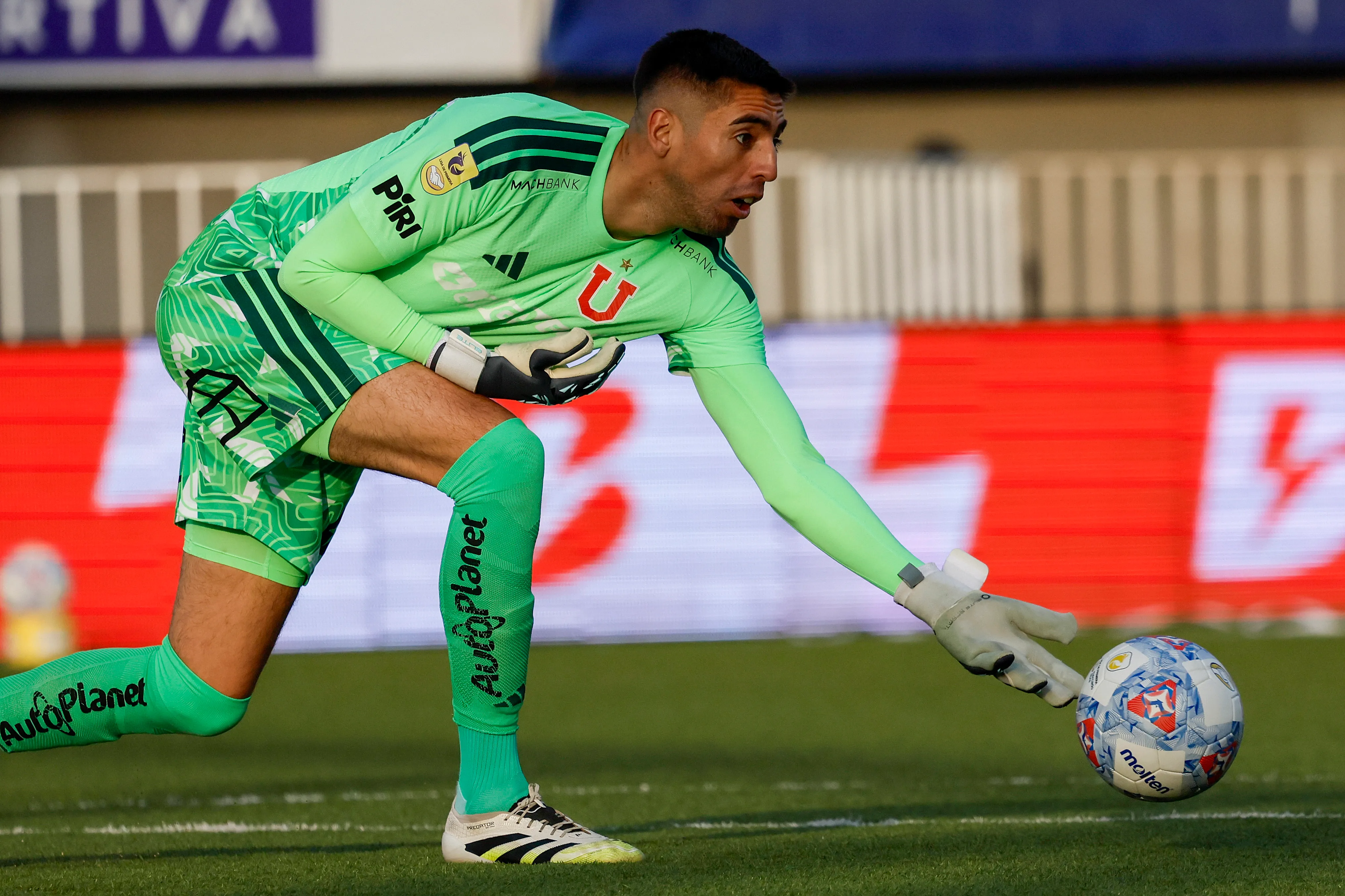 Pese a varios cuestionamientos, Gabriel Castellón cerró este primer semestre con muy buenos números en el arco de Universidad de Chile. | Foto: Photosport.