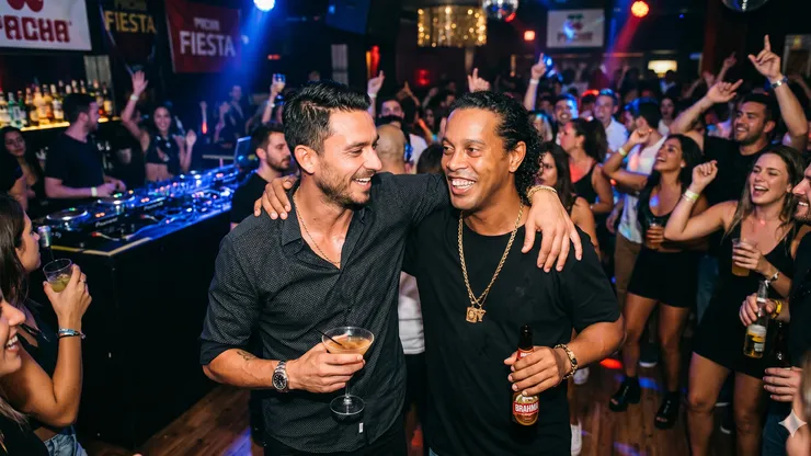 Pinilla y Ronaldinho coincidieron en una fiesta en Miami.