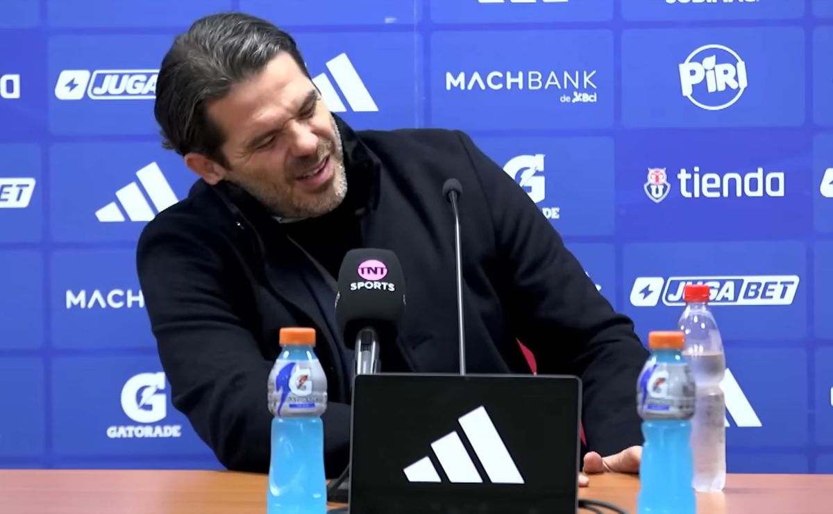 El momento exacto de la conferencia de U de Chile en el que Gago acusa el malestar en el pecho