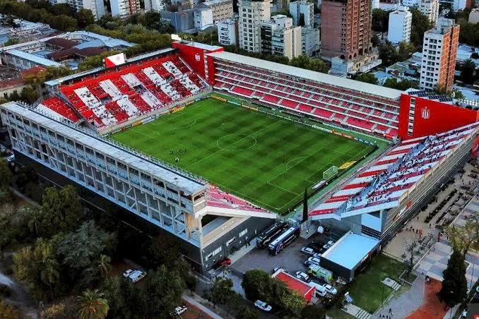 Universidad Católica visitará el Estadio UNO Jorge Luis Hirschi de Estudiantes por los 8vos de la Copa Libertadores 2026. | Foto: Archivo.