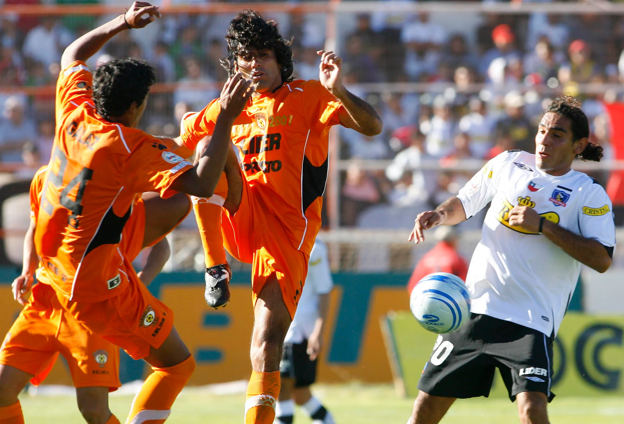 Juan Luis González ante Mario Edison Giménez de Colo Colo. (Andrés Piña | Photosport).