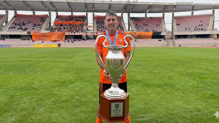 Le dicen Limache, ganó tres títulos en Cobreloa, uno en La Serena y otro con Everton para aguar una fiesta de Colo Colo.