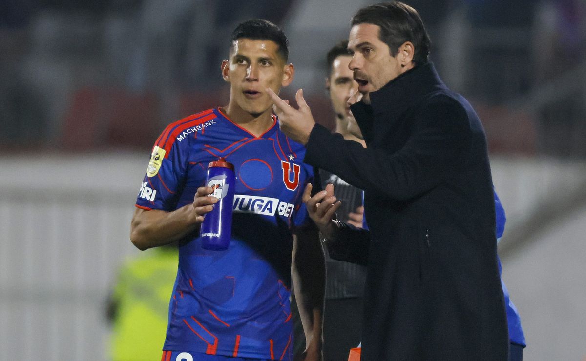 Los funcionarios de U de Chile que acompañan a Fernando Gago tras la urgencia de salud