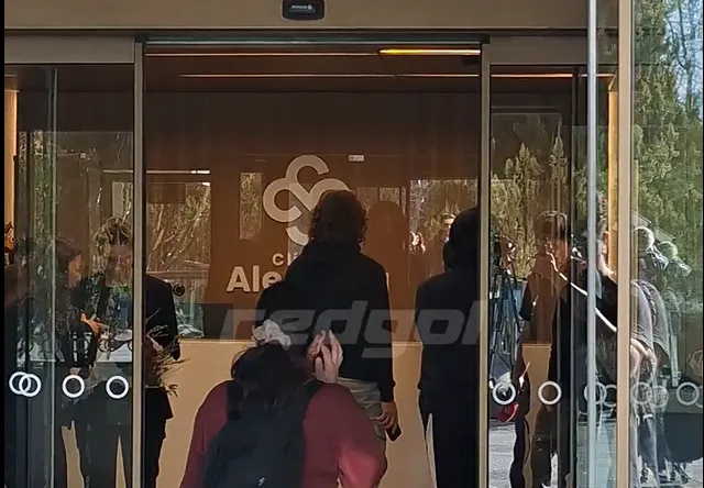 Fabricio Coloccini ingresó a la clínica para ver a Fernando Gago. Foto: Redgol.