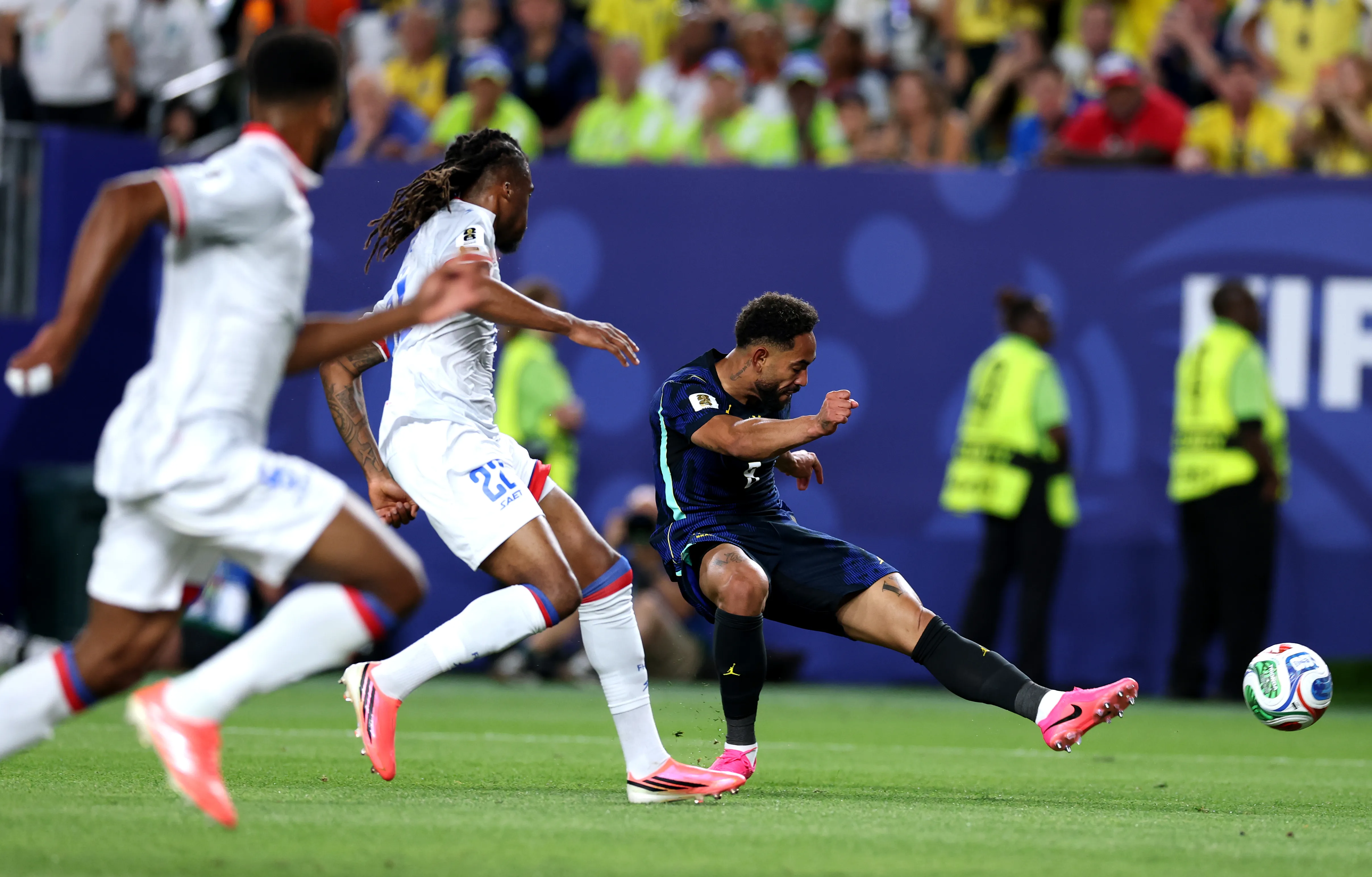 El poderoso remate al ángulo de Matheus Cunha. (Al Bello/Getty Images)