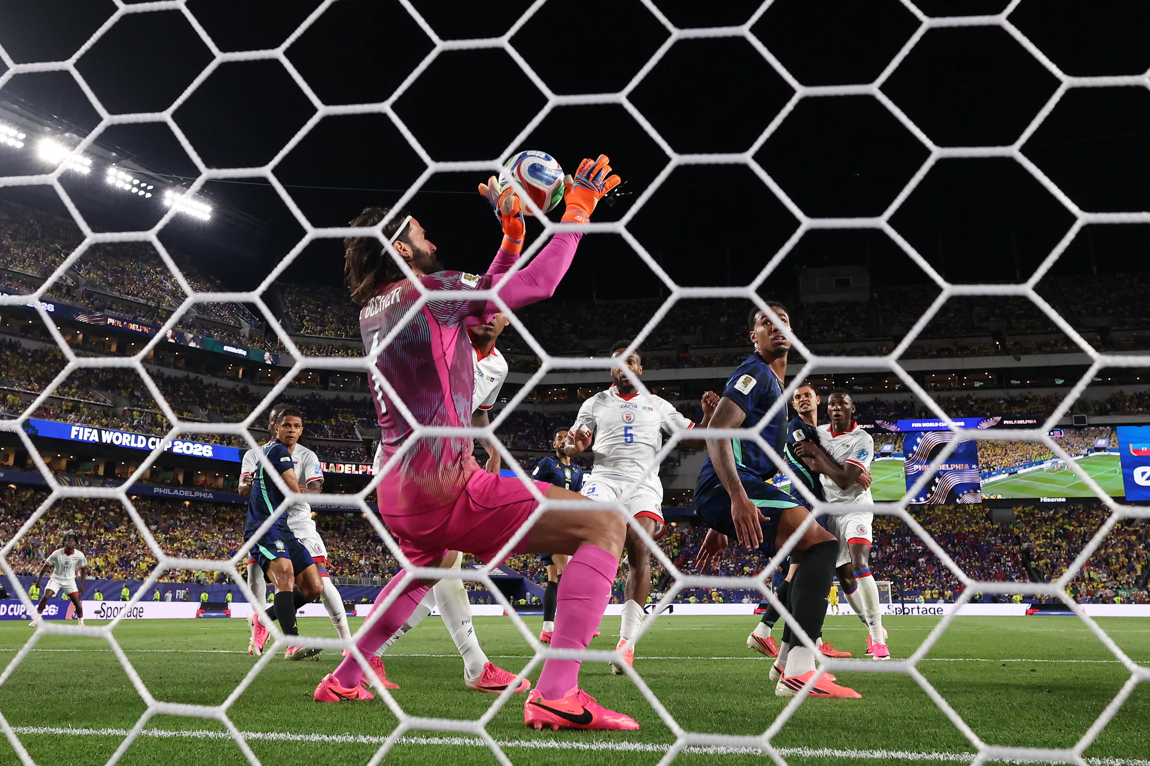 El tapadón de Alisson a Ricardo Adé. (Dan Mullan/Getty Images)